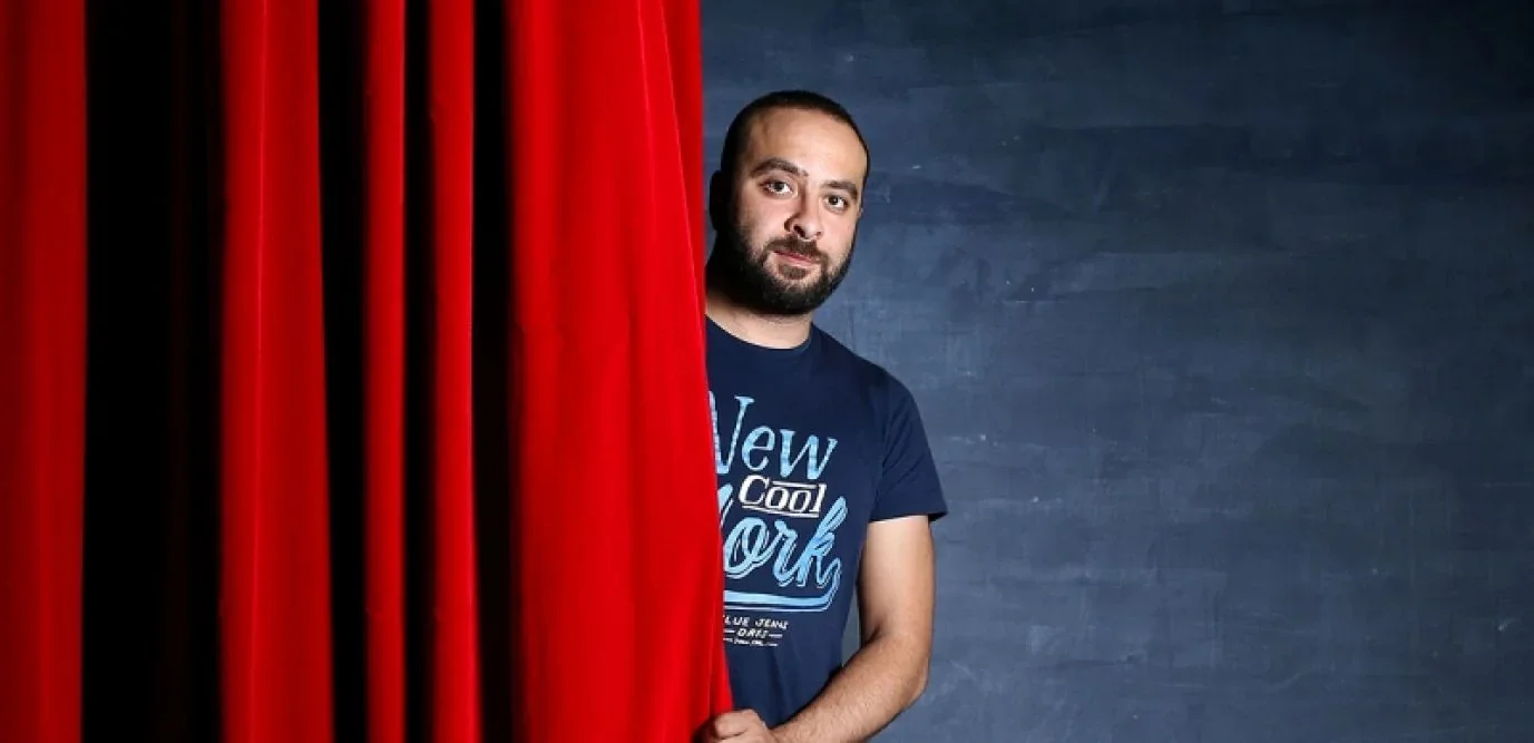 L'auteur de la pièce de théâtre "Djihad" Ismael Saidi se présente derrière le rideau théâtrale rouge.