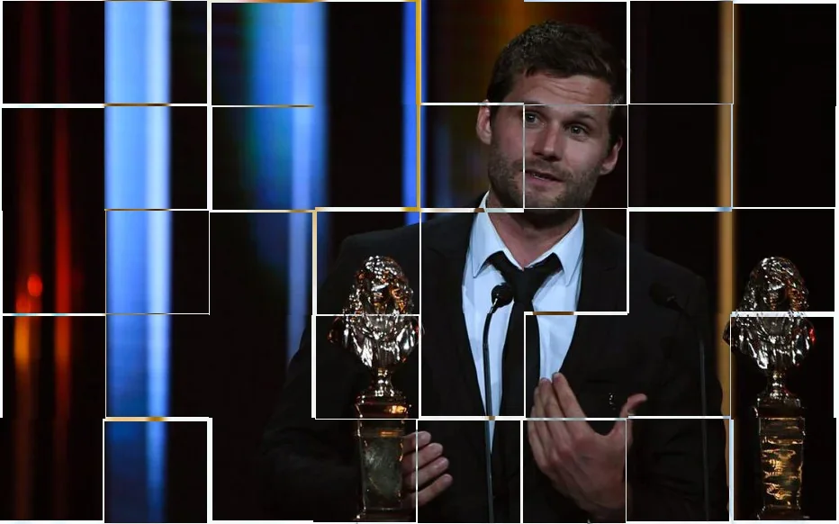 Alexis Michalik, l'auteur lauréat du Prix de Molière, tient fièrement sa statuette dorée et se tient devant le micro, les yeux bri