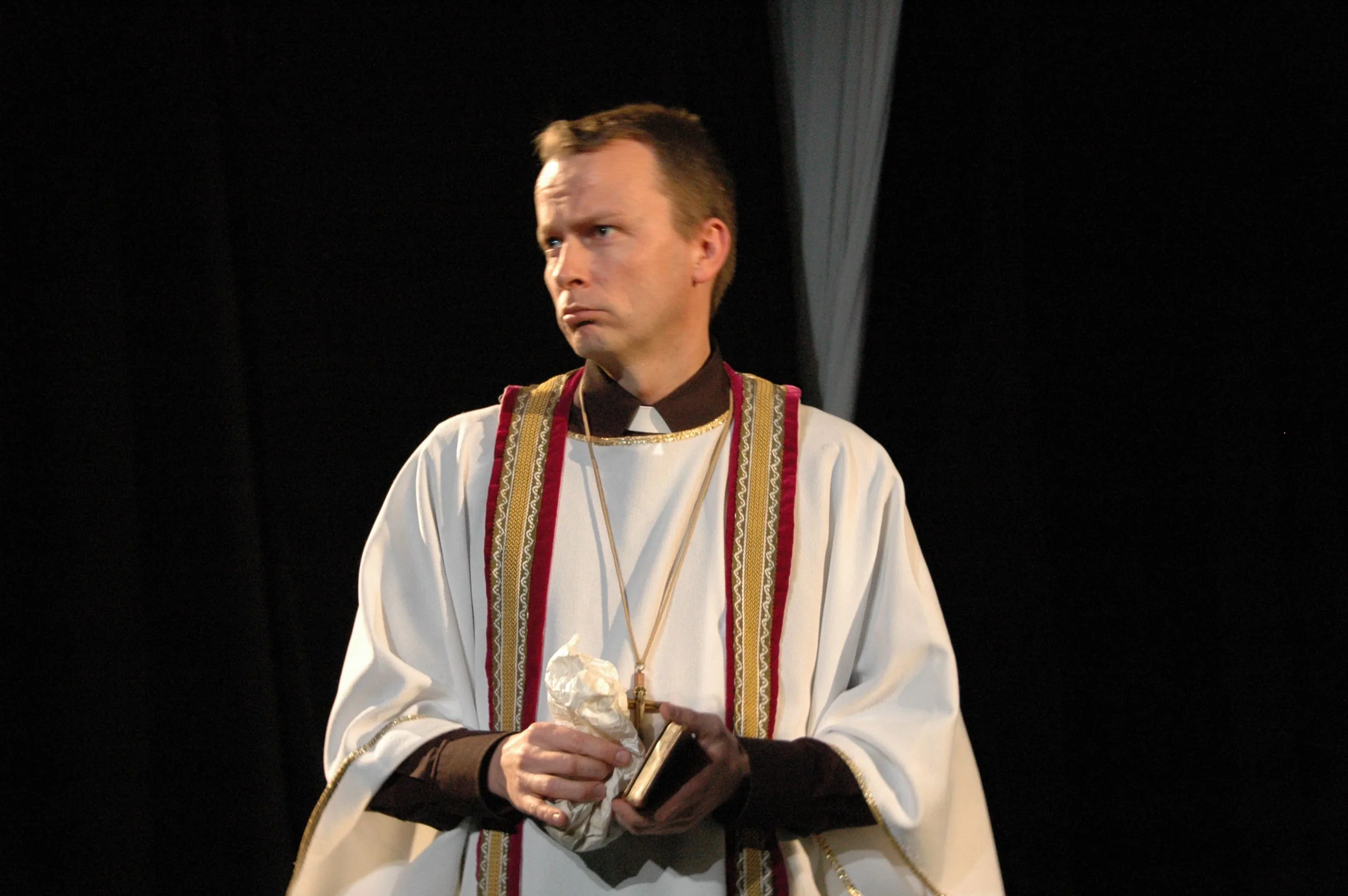 L'affrontement : une réflexion théâtrale sur la foi et la tradition dans la société moderne