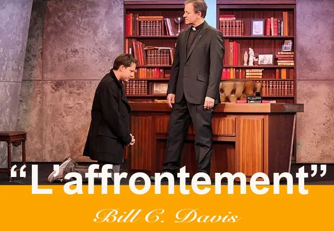 Dans cette scène d'une pièce de théâtre, deux personnages masculins sont présents, dont l'un agenouillé devant l'autre.