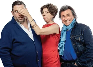 Trois personnages de la pièce "L'envers du décor", une femme entourée de deux hommes. La femme ferme les yeux de l'homme à sa droi