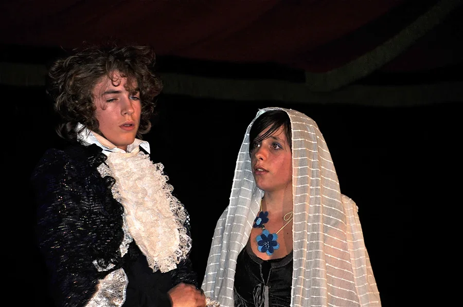 Deux jeunes comédiens se produisent sur scène pour présenter un spectacle.