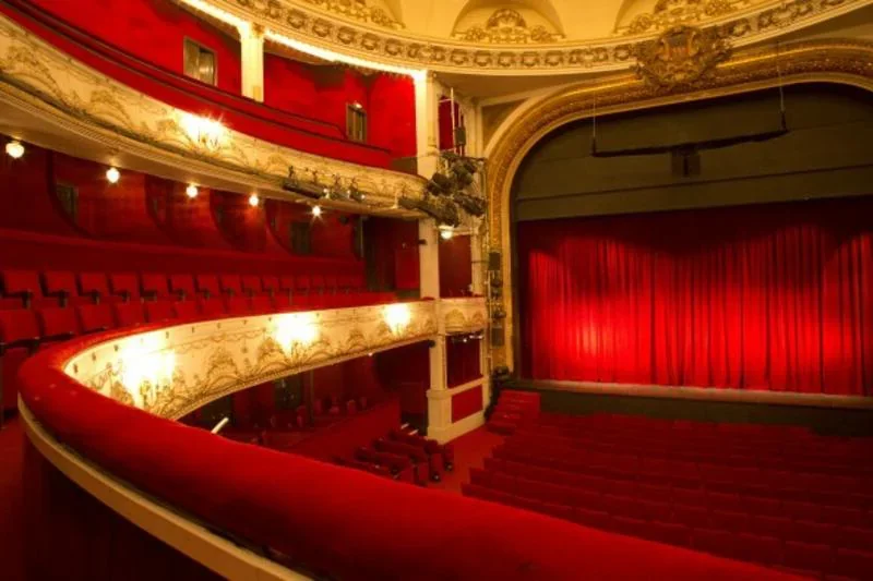 La salle de théâtre en rouge est une expérience unique qui vous transporte dans un univers théâtral fascinant et envoûtant