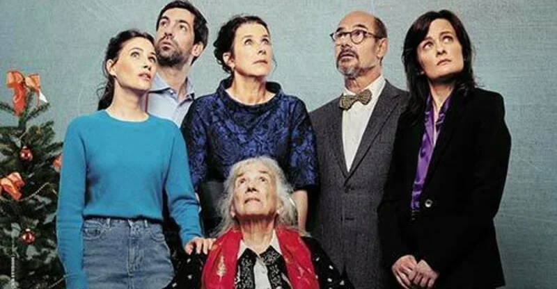 Les héros de la pièce de théâtre se présentent devant l'objectif de l'appareil photo, revêtus de leurs costumes de scène, pour cap