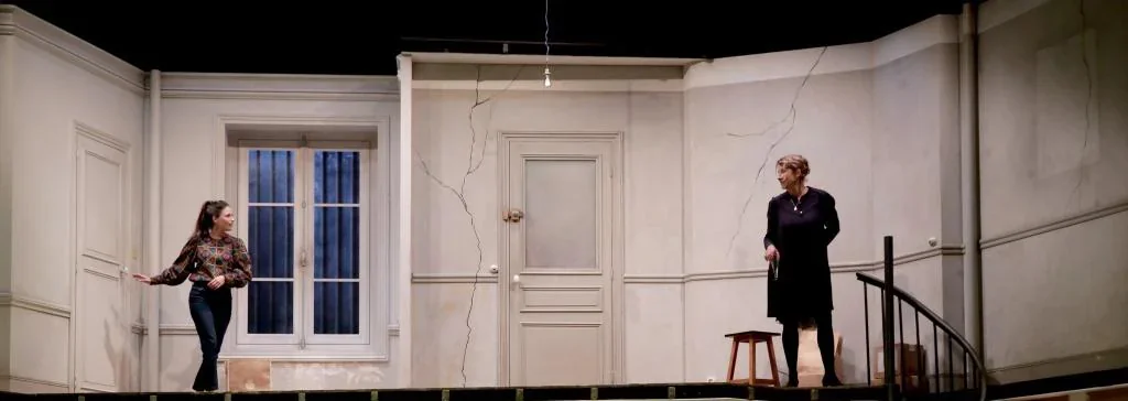 Au seuil de la demeure, deux femmes se rencontrent dans une scène emplie de mystère et d'émotion. Leurs voix chuchotent des parole