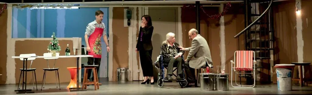 Sur la scène, quatre acteurs livrent une performance envoûtante. Deux femmes et deux hommes, incarnant avec passion les personnage