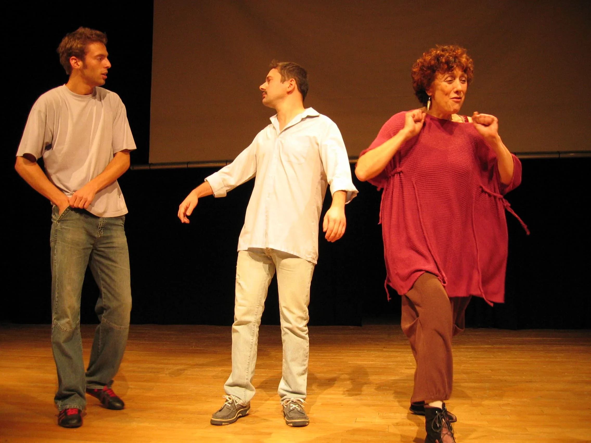 Sur la scène, le rideau se lève lentement, révélant trois comédiens prêts à donner vie à leur art. C'est le moment de la répétitio