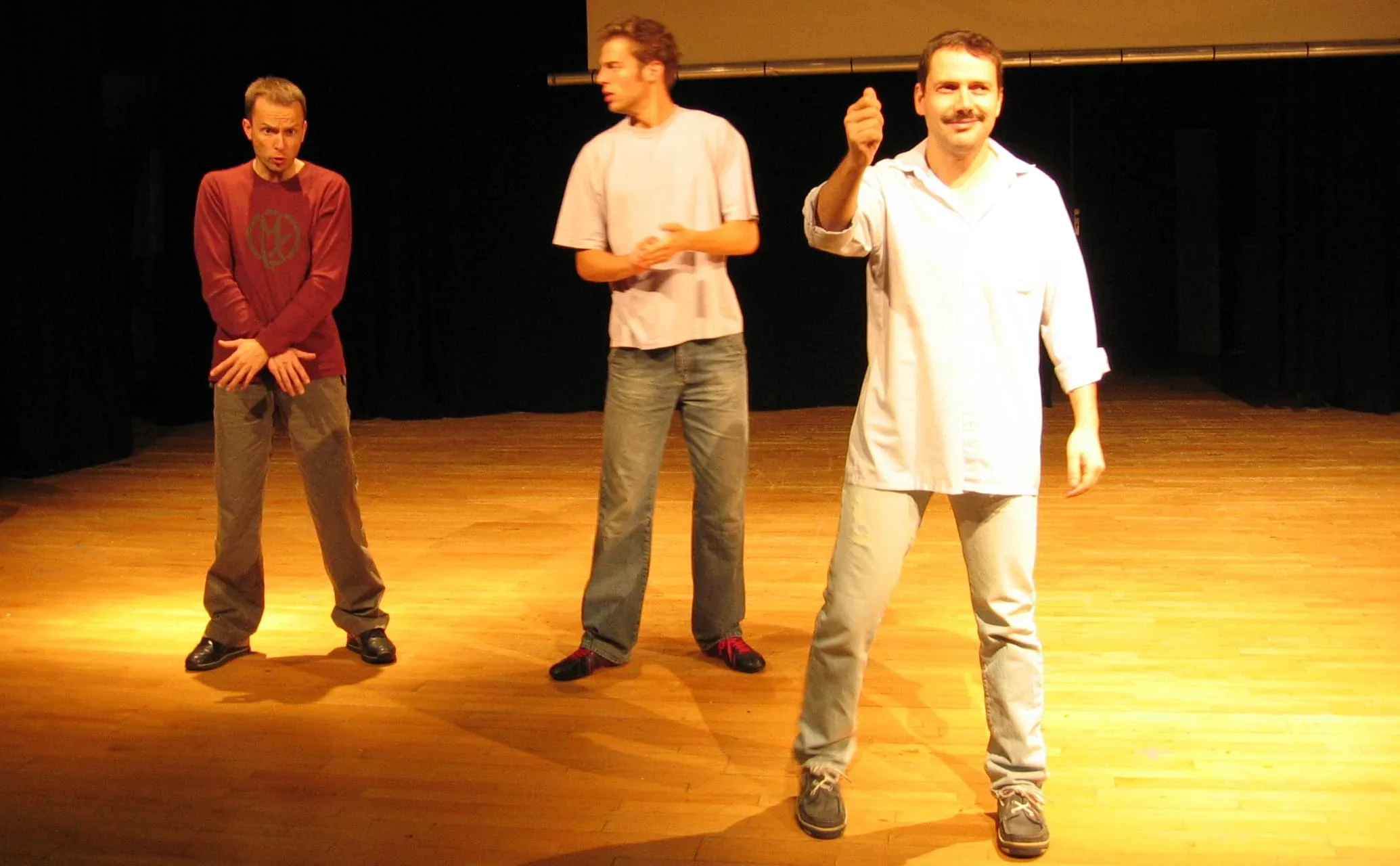 Tels des artistes de l'expression, trois comédiens se préparent à répéter la scène la plus importante de leur pièce de théâtre, ba