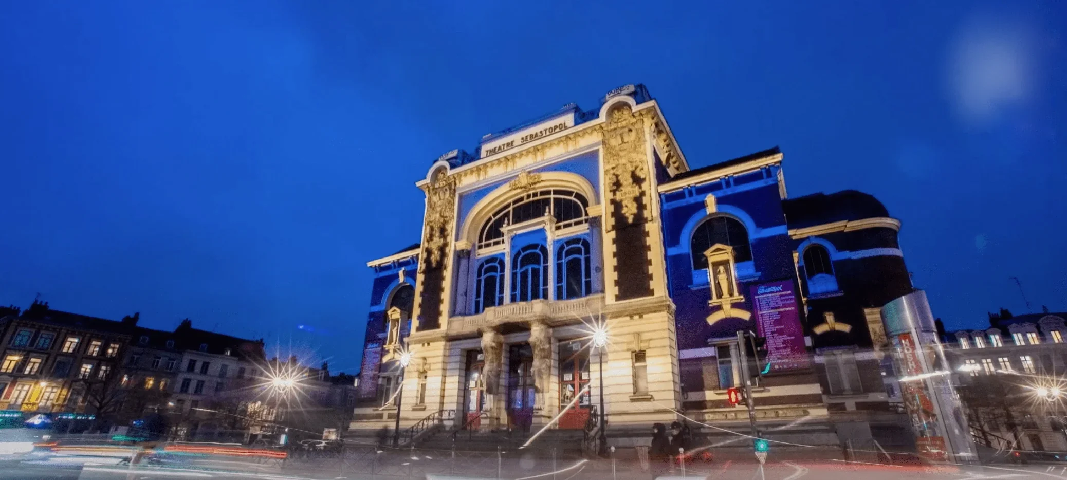 Le Théâtre Sébastopol à Lille se pare de toute sa magnificence la nuit, illuminé par les lumières de la ville qui lui confèrent un