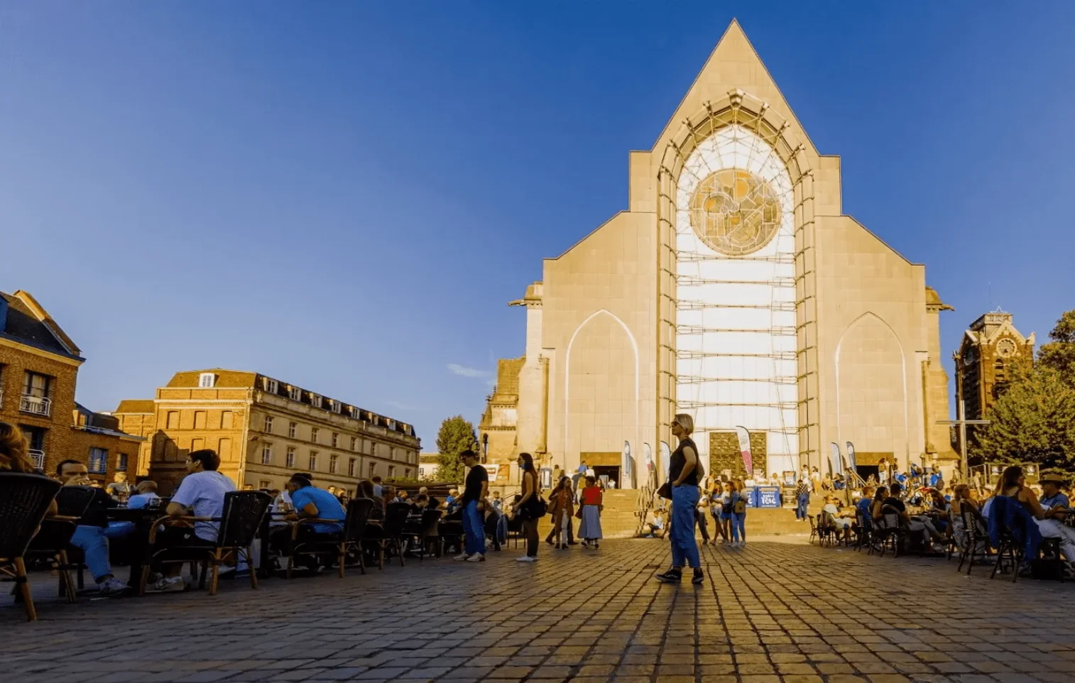 Les bâtiments modernes brillent sous les rayons du soleil, révélant la beauté de l'urbanisme contemporain de la ville.