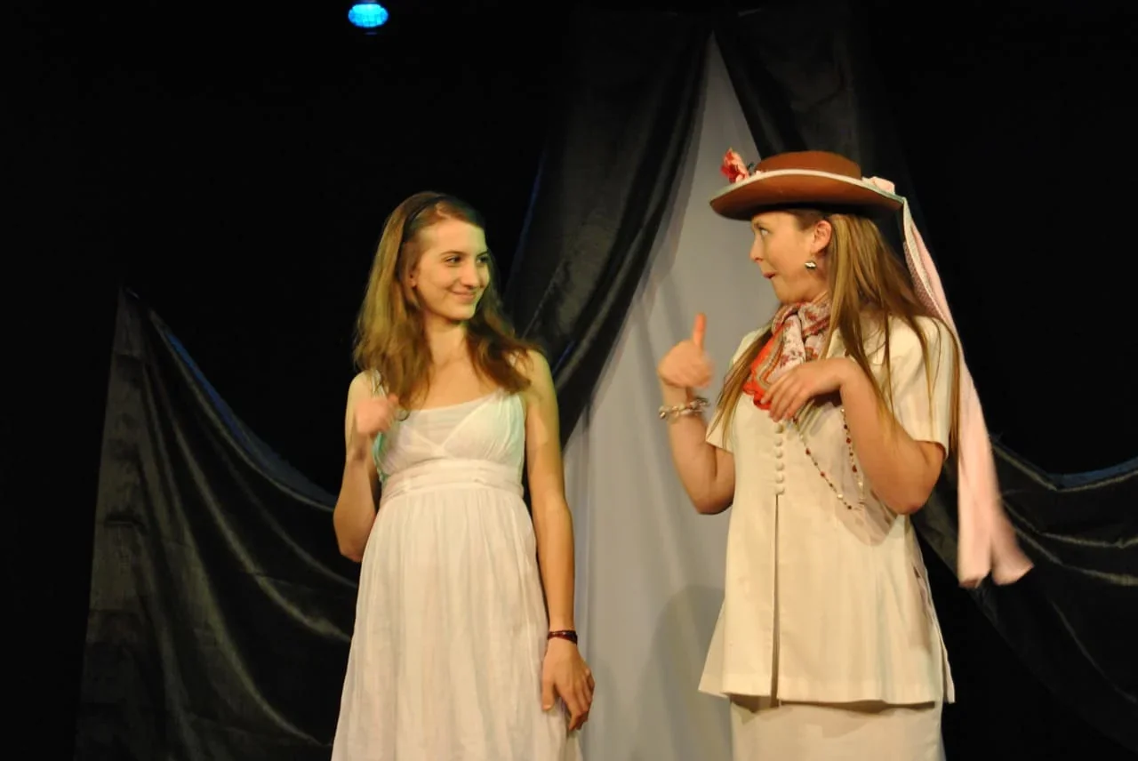 Dans la pièce de théâtre "L'amour médecin" de Molière, deux personnages échangent un dialogue. L'un d'eux raconte une histoire drô