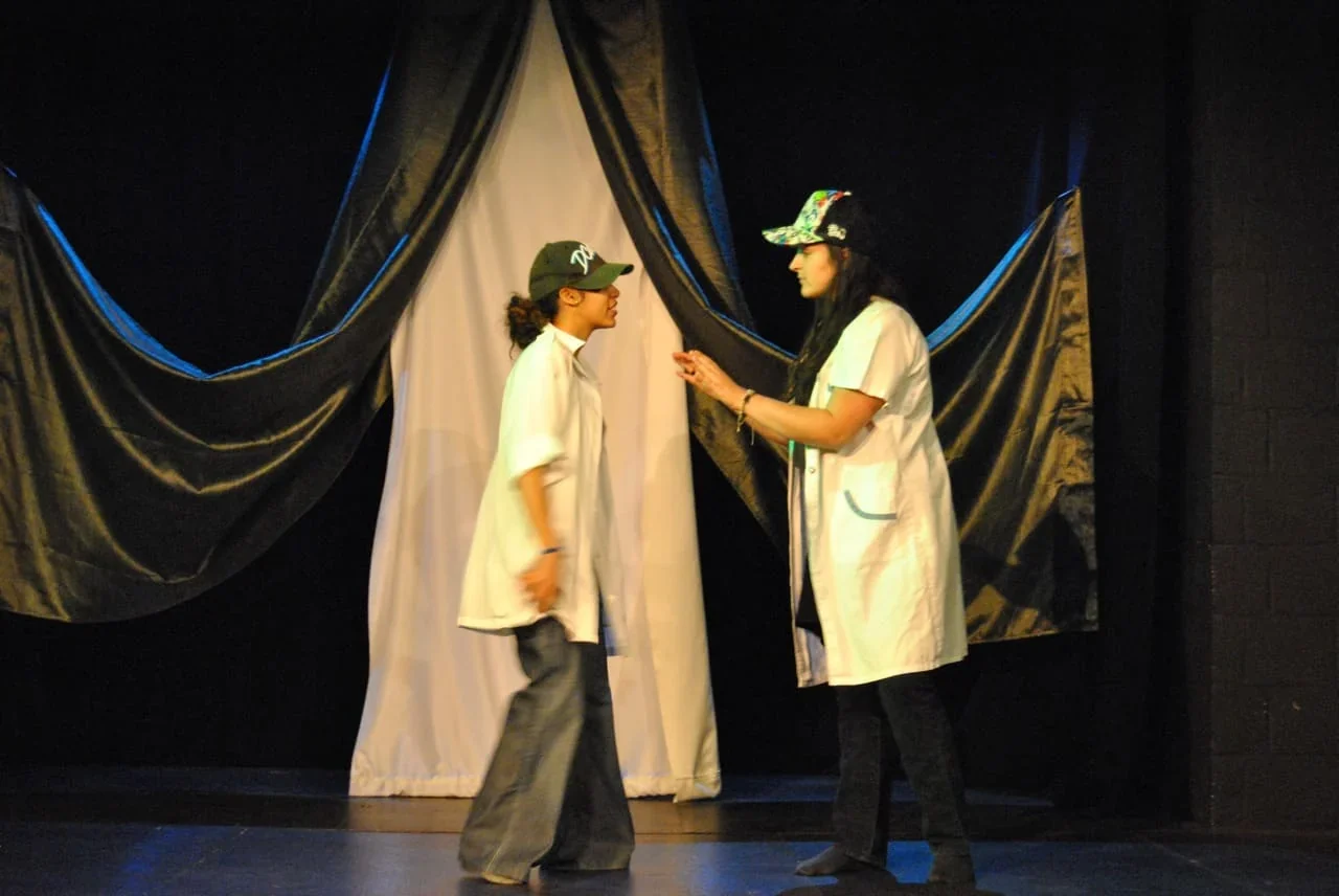 Deux filles déguisées interprètent avec brio un dialogue tiré du spectacle, transportant les spectateurs dans un univers enchanteu