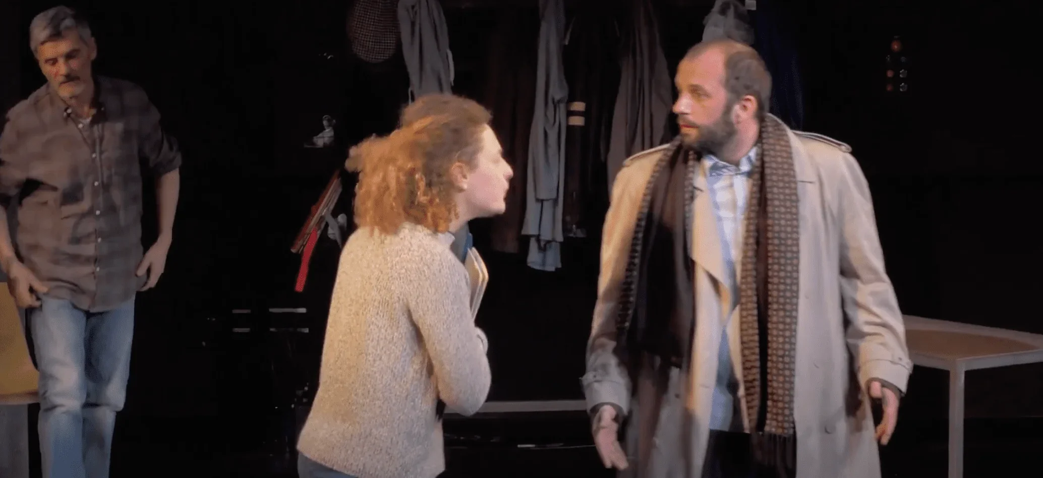 Les personnages principaux interprètent la scène du spectacle en dialoguant