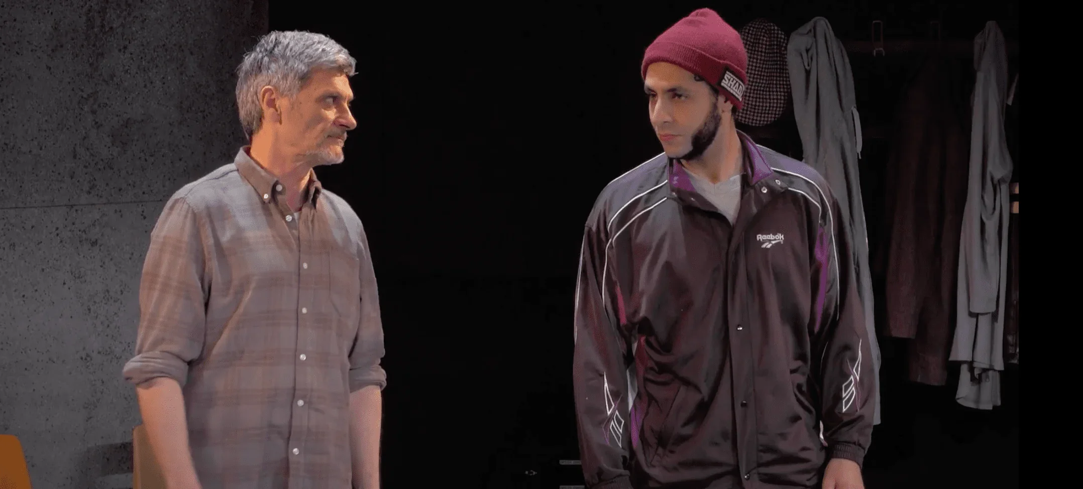 Les deux personnages principaux échangent en face à face et créent quelque chose d'épouvantable par leur dialogue.