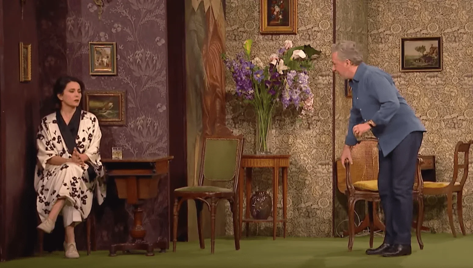 Les deux personnages principaux de la pièce de théâtre "Le Canard à l'Orange" s'engagent dans un dialogue empreint de méfiance l'u