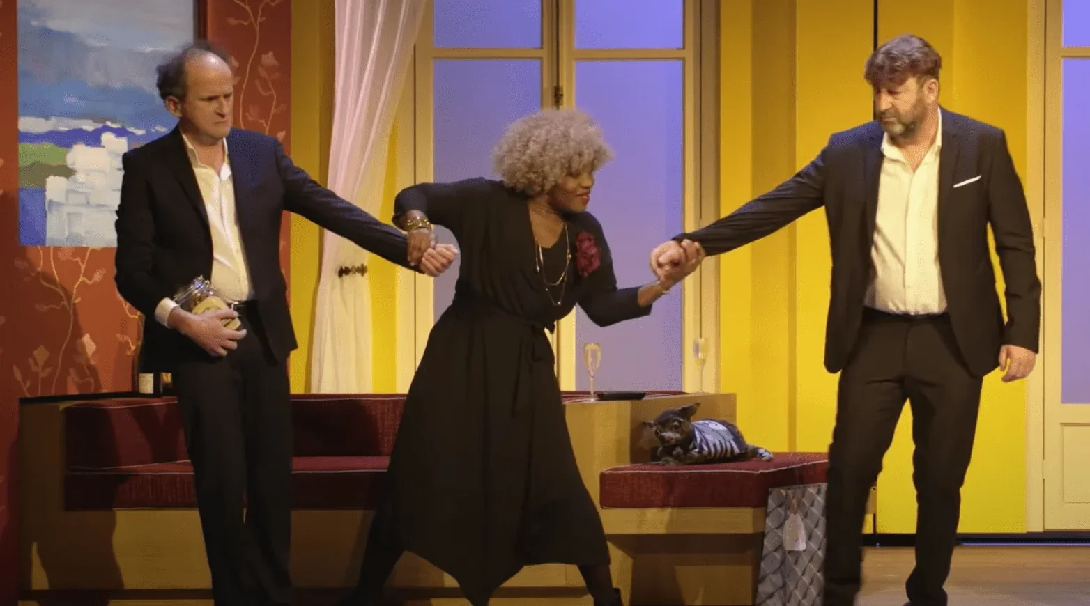 Cette photo présente les quatre acteurs principaux de "AMIS" réunis sur scène, chacun avec sa propre personnalité et son propre st