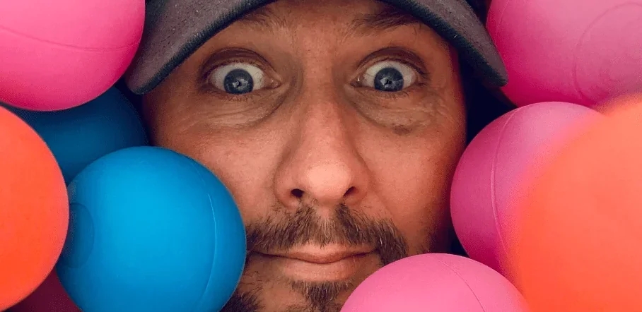 Un portrait de l'auteur de la pièce de théâtre "Ado", Olivier Solivérès. Le visage de l'auteur est en gros plan, capturant chaque