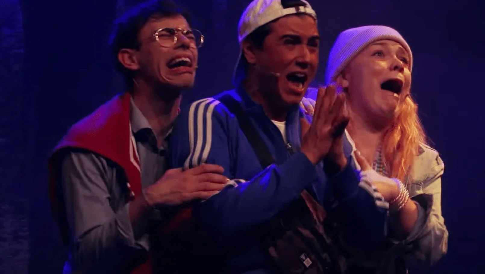 Les trois comédiens semblent avoir peur de mourir alors qu'ils se tiennent debout face à un futur incertain. La tension est palpab