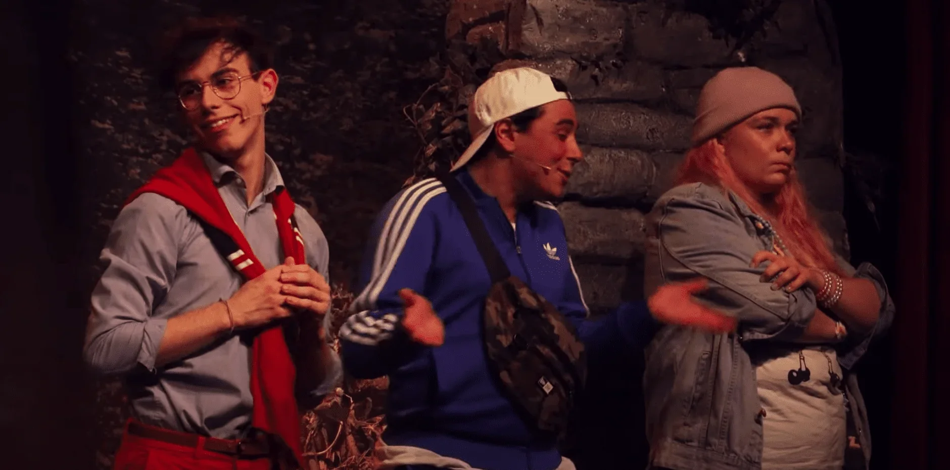 Les trois comédiens en train de danser de manière comique et joyeuse. Leurs mouvements sont fluides et synchronisés, reflétant l'a