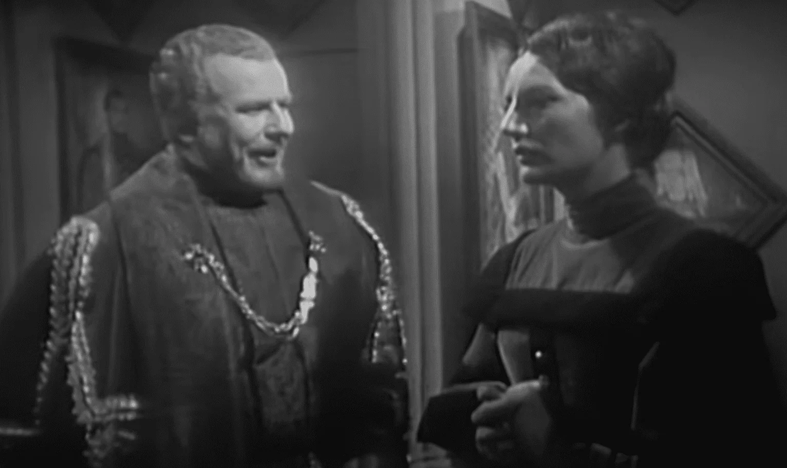 Cette photo présente les trois héros principaux de la pièce "Hernani" : Hernani et Doña Sol. Ils sont tous les deux engagés dans u