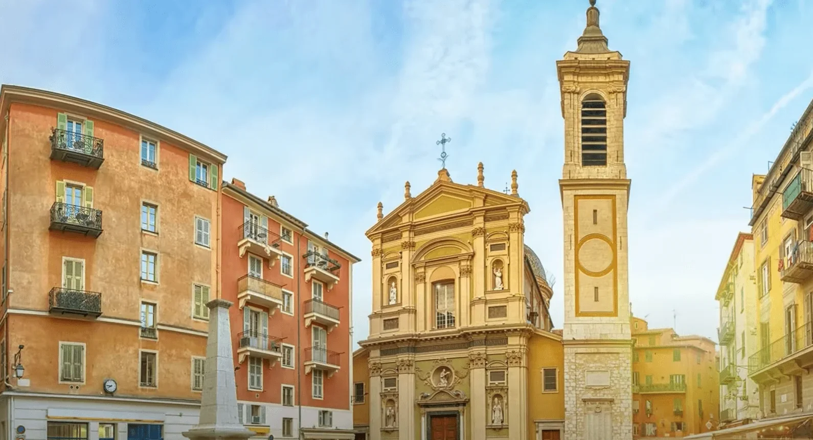 Capture les couleurs éclatantes et l'atmosphère envoûtante de Nice, ville située sur la Côte d'Azur