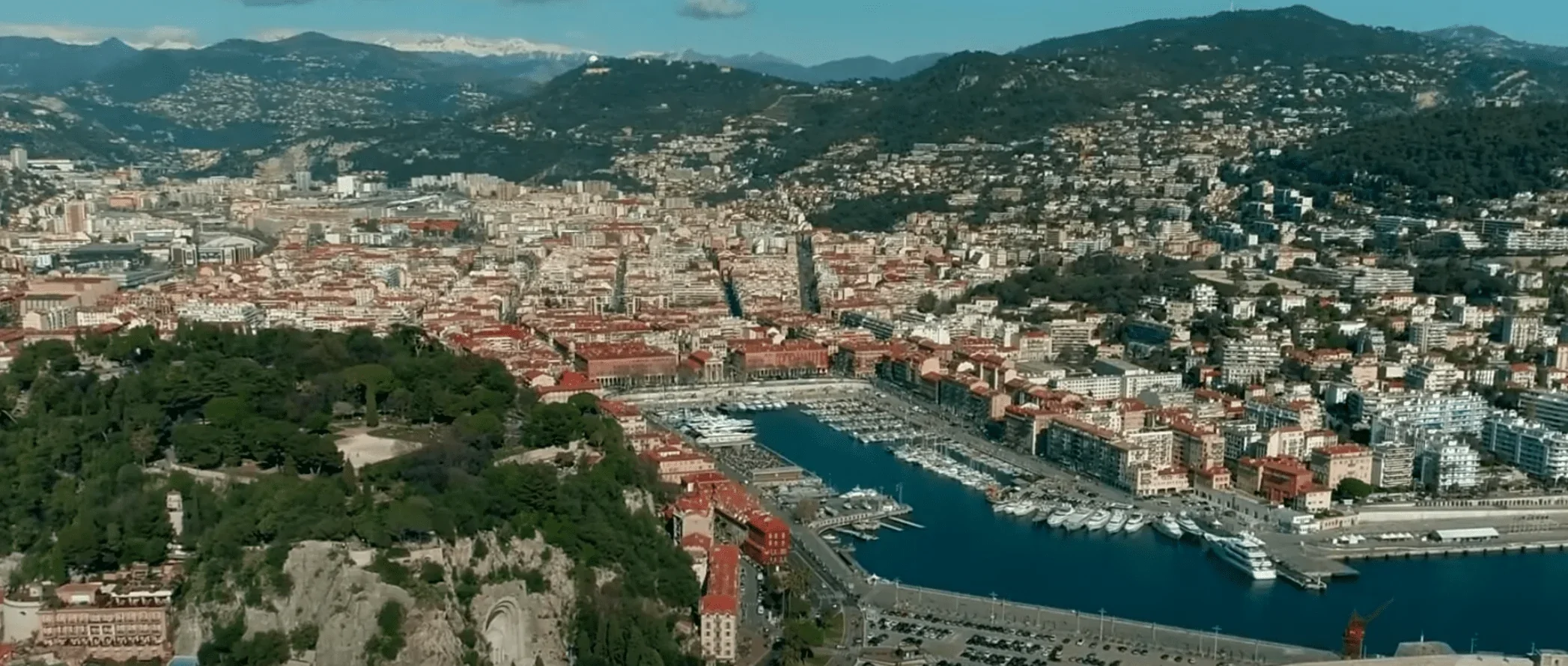 Nice, ville de la Côte d'Azur, est une destination populaire en été pour son climat chaud et ensoleillé.