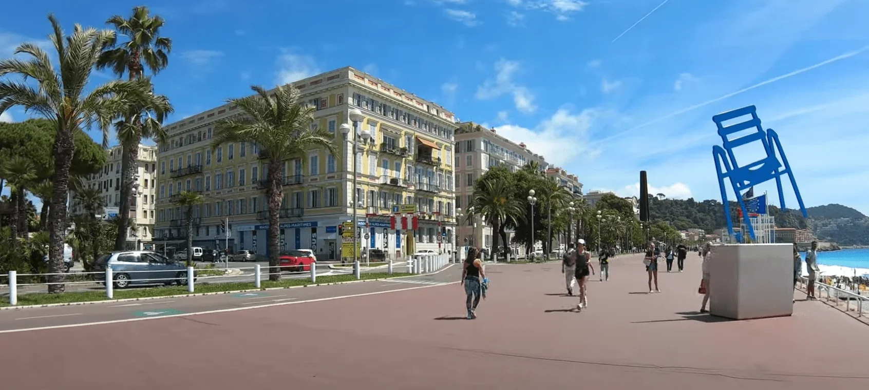Cette photo met en avant la Promenade des Anglais, symbole emblématique de Nice. Cette célèbre promenade bordée de palmiers longe