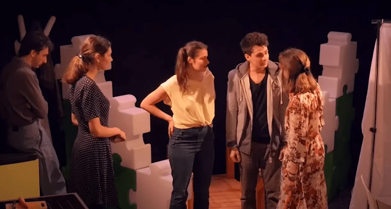 Cette scène présente le personnage principal, Louis, qui retourne chez lui après une longue absence pour annoncer sa mort imminent