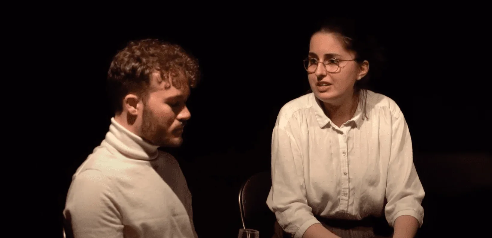 Dans cette scène, Louis a une conversation tendue avec sa belle-sœur, Suzanne, qui ne cache pas son mépris pour lui. La tension mo