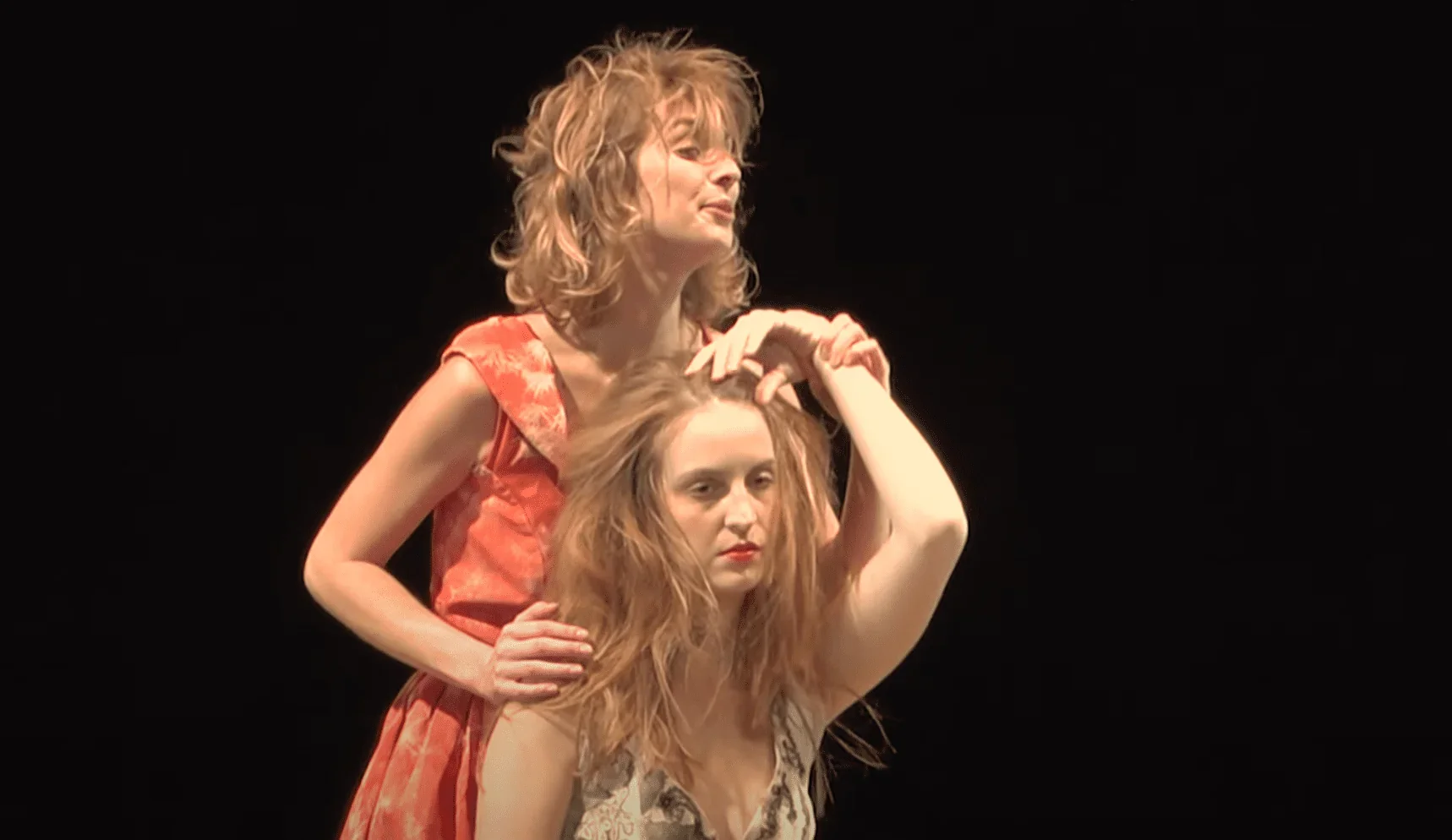 Sur cette dernière photo, on voit deux personnages féminins, peut-être Arlequin et Colombine, en train de danser et de faire la fê