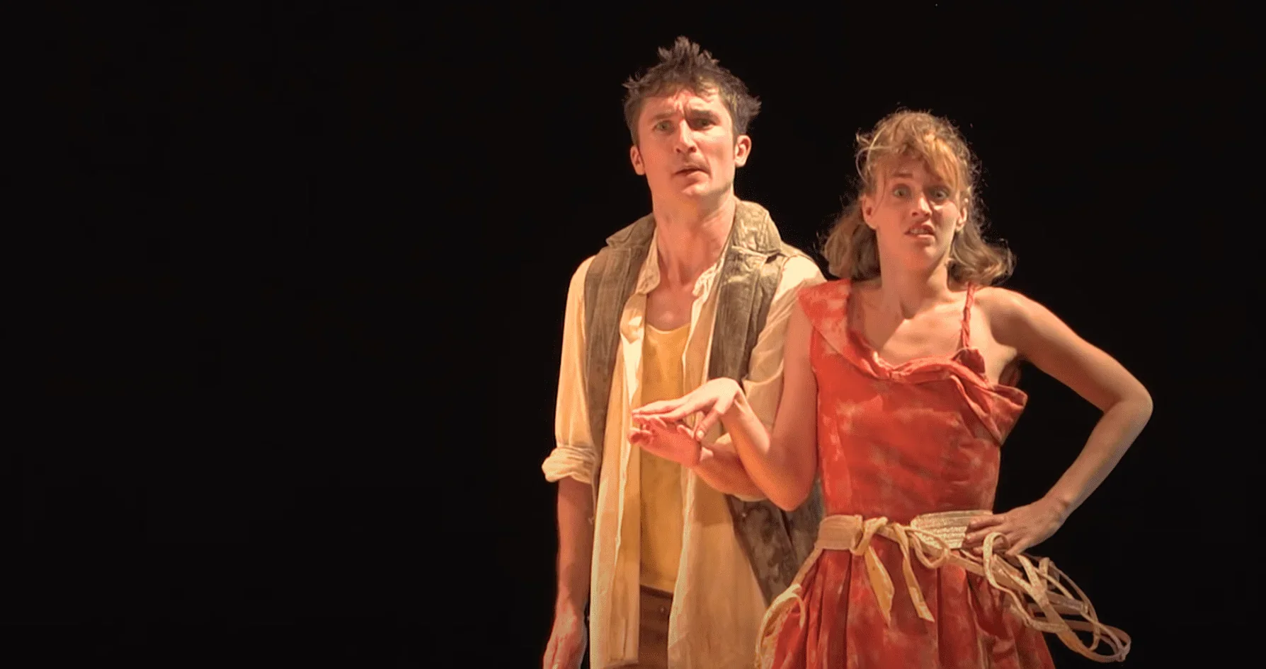 On y voit deux personnages principaux, Silvia et Dorante, en train de se regarder amoureusement, les yeux dans les yeux. Ils sembl