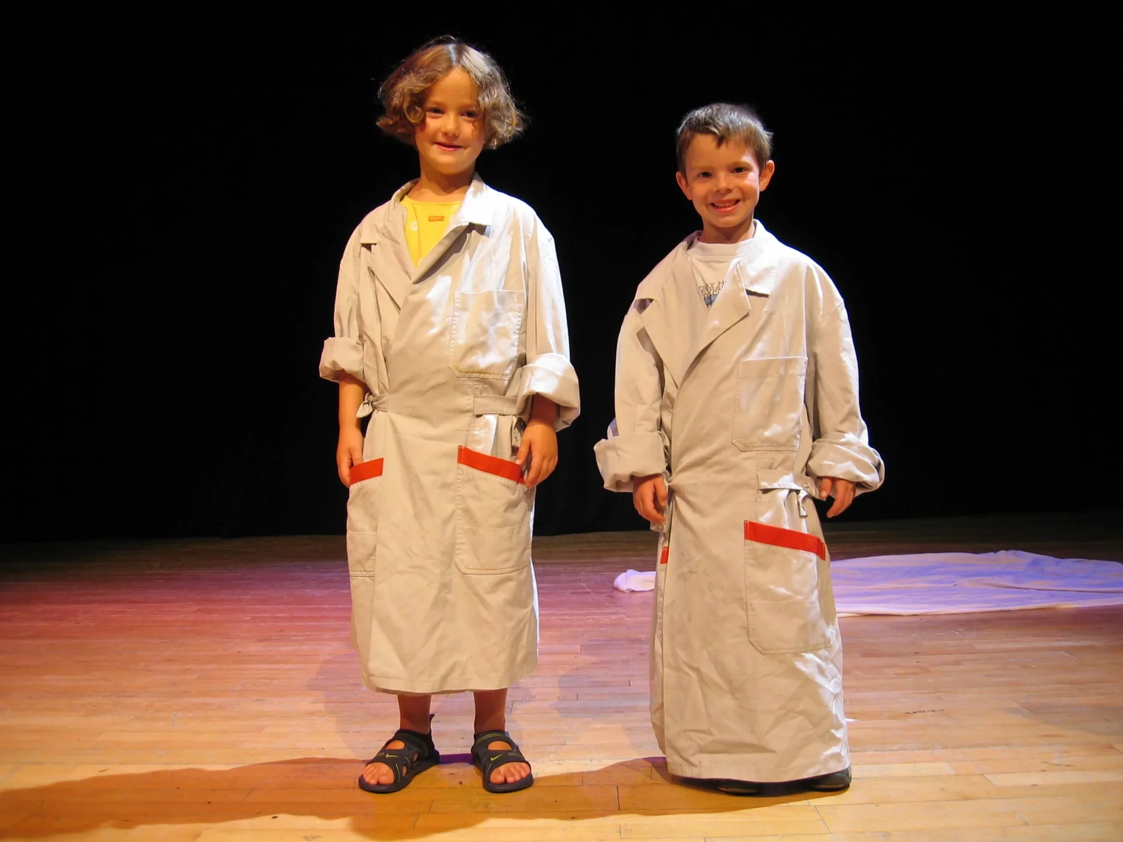 On voit une fille et un garçon tous les deux déguisés pour une fête ou une occasion spéciale.