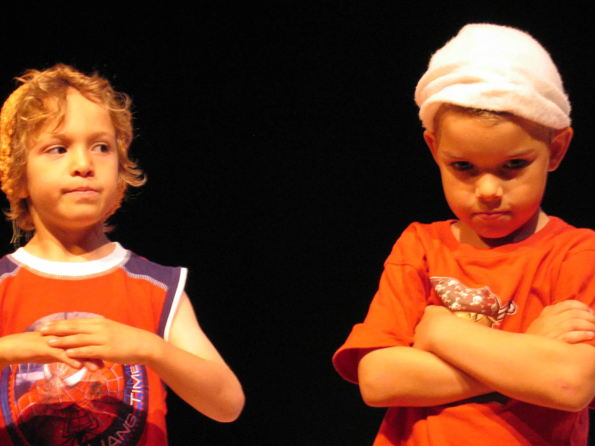 On peut voir deux garçons qui se disputent. L'un d'entre eux a l'air en colère et tient une batte de baseball dans la main, tandis