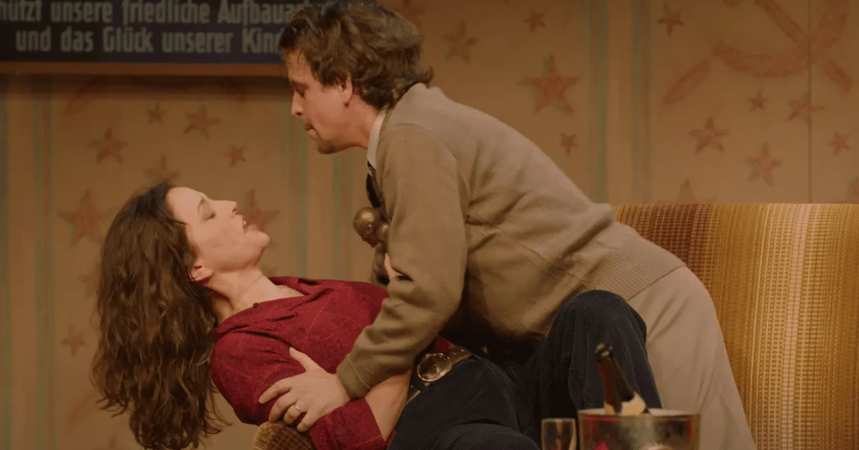 Une image des deux comédiens en plein fou rire, entourés de leurs costumes et accessoires de théâtre