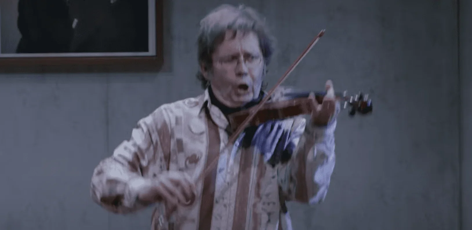 Une image de la scène, avec les comédiens en plein jeu, accompagnés d'une légende mentionnant les dates et horaires des représenta