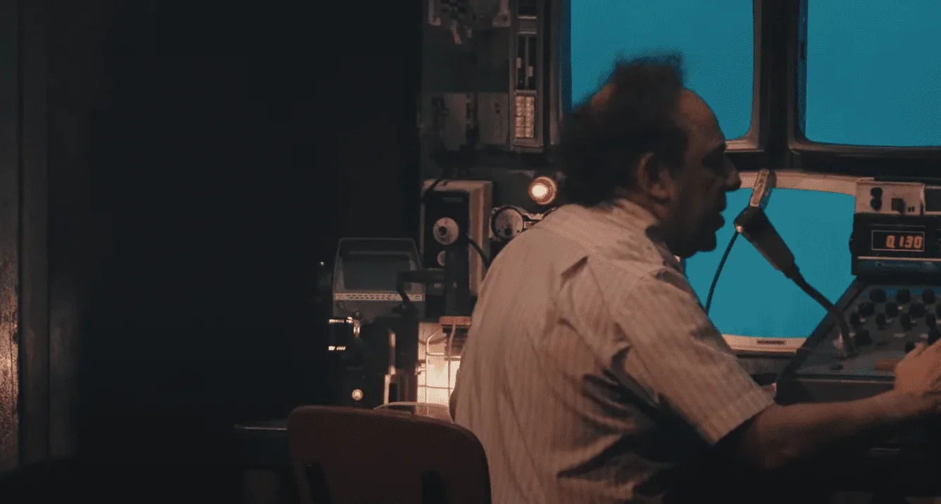 On peut voir des costumes et des accessoires, ainsi que des éclairages et des décors.