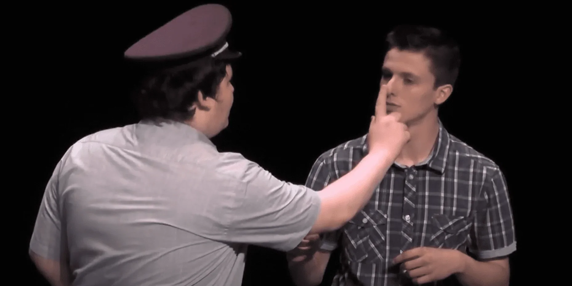 Scène comique avec un policier et un citoyen