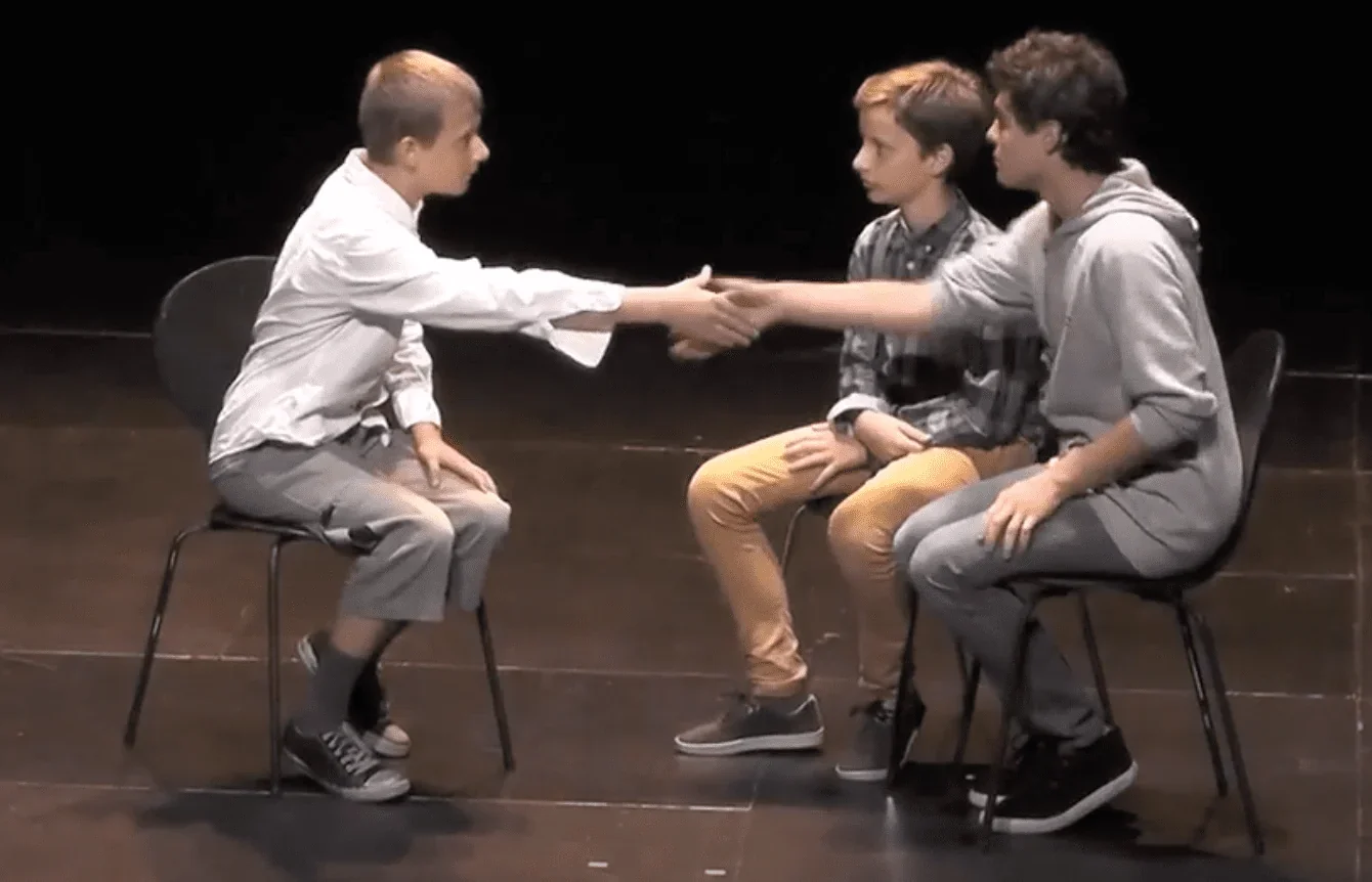 Trois comédiens talentueux interprètent une scène mémorable dans un spectacle théâtral. Ils jouent des employés travaillant dans u