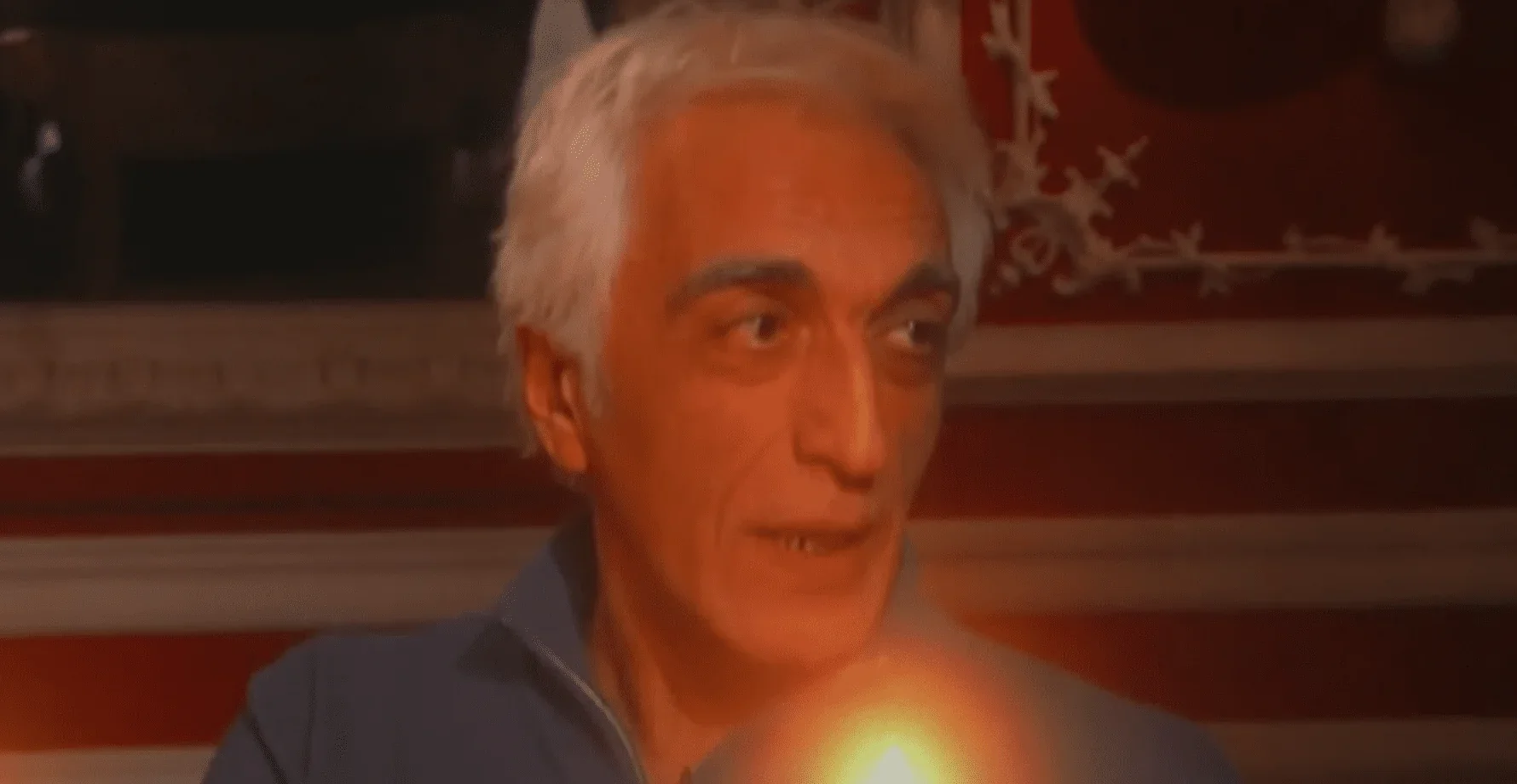 Gérard Darmon raconte une histoire émouvante avec passion et conviction, captivant l'attention de tous les spectateurs. Son expres