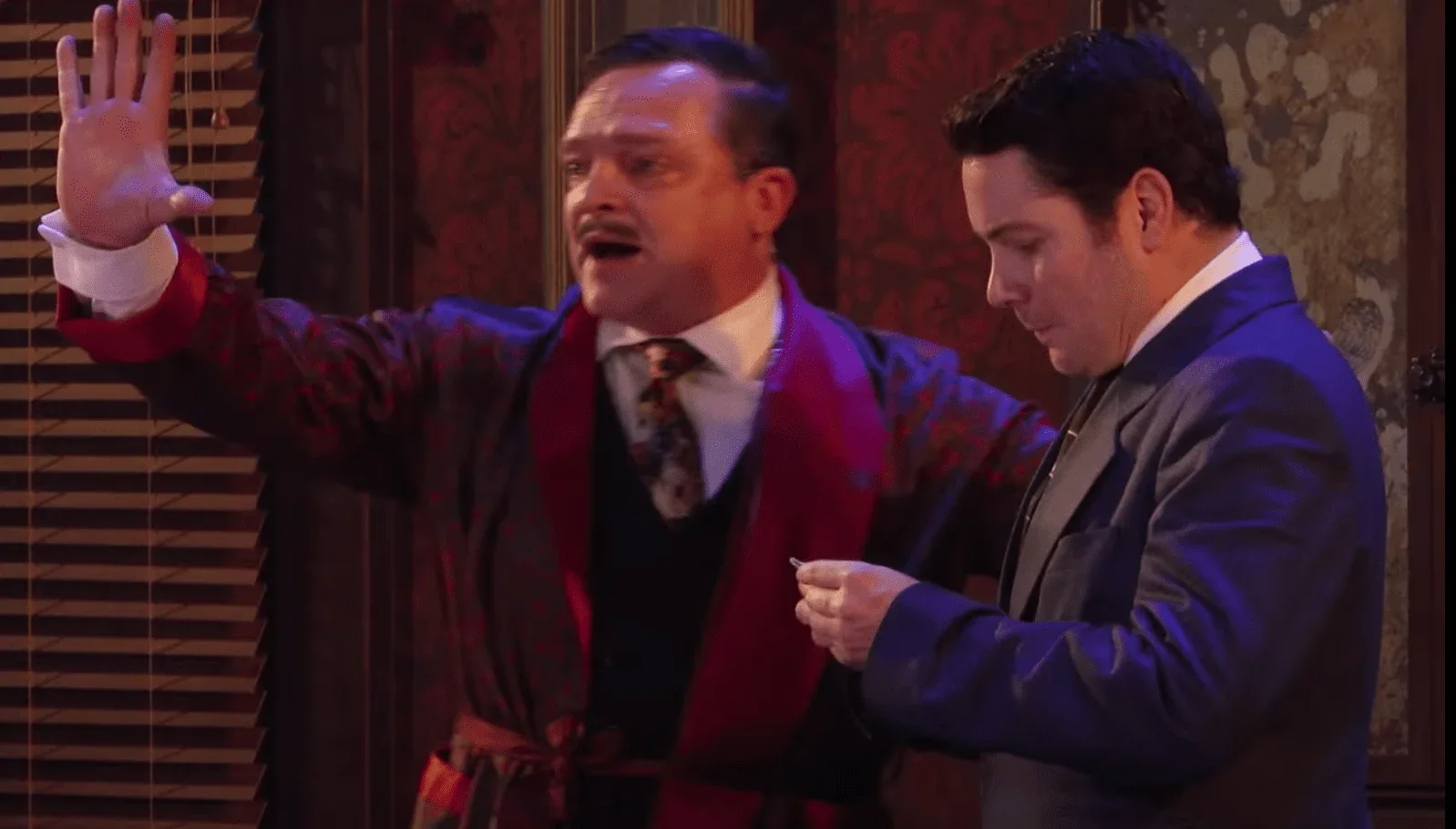 On peut voir Max en train de parler à Léon, les yeux rivés sur lui, alors qu'il lui explique sa vision de l'affaire. La tension es