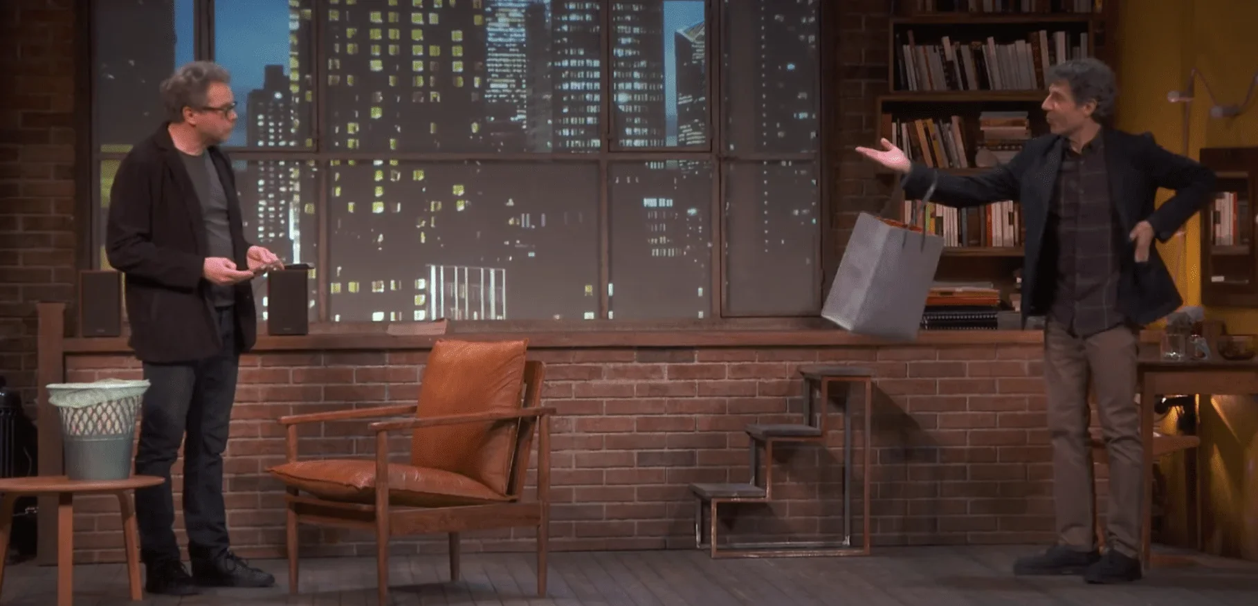 Nous pouvons voir deux des personnages principaux de "Times Square" se faisant face sur scène. Leur regard intense et déterminé té