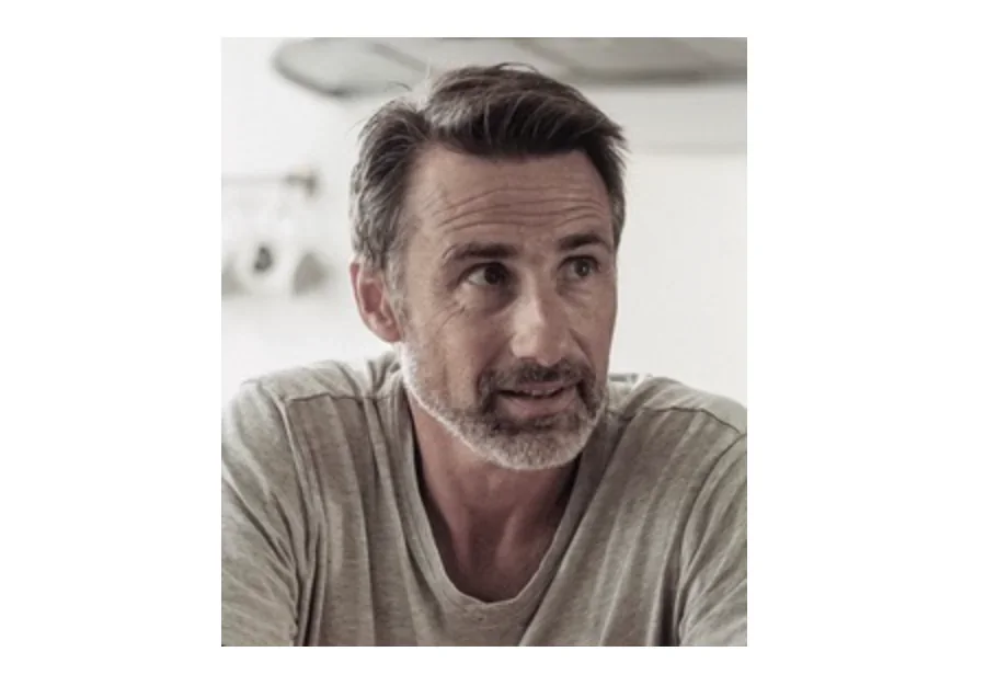 Cette photo met en lumière l'homme derrière la magie de "Times Square" : Clément Koch, l'auteur de cette pièce de théâtre exceptio