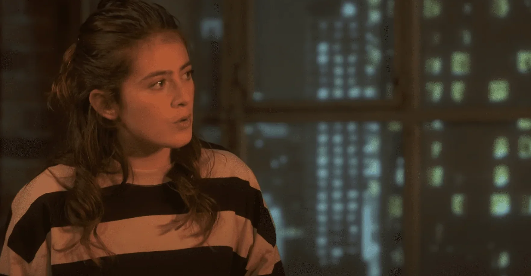 Cette photo capture un moment clé de "Times Square" où le personnage de Sarah, interprété avec brio par l'actrice principale, expl