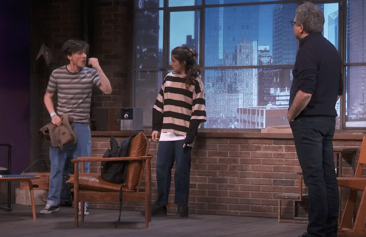 Cette photo capture un moment émouvant de "Times Square", où l'on voit Paul, sa fille et son petit ami réunis sur scène, dans une