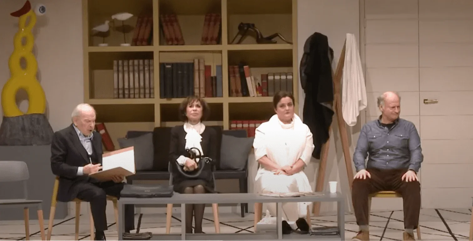 Sur scène, les lumières s'éteignent et les rideaux s'ouvrent. Nous découvrons la salle d'attente d'un cabinet de psychiatre, où pl