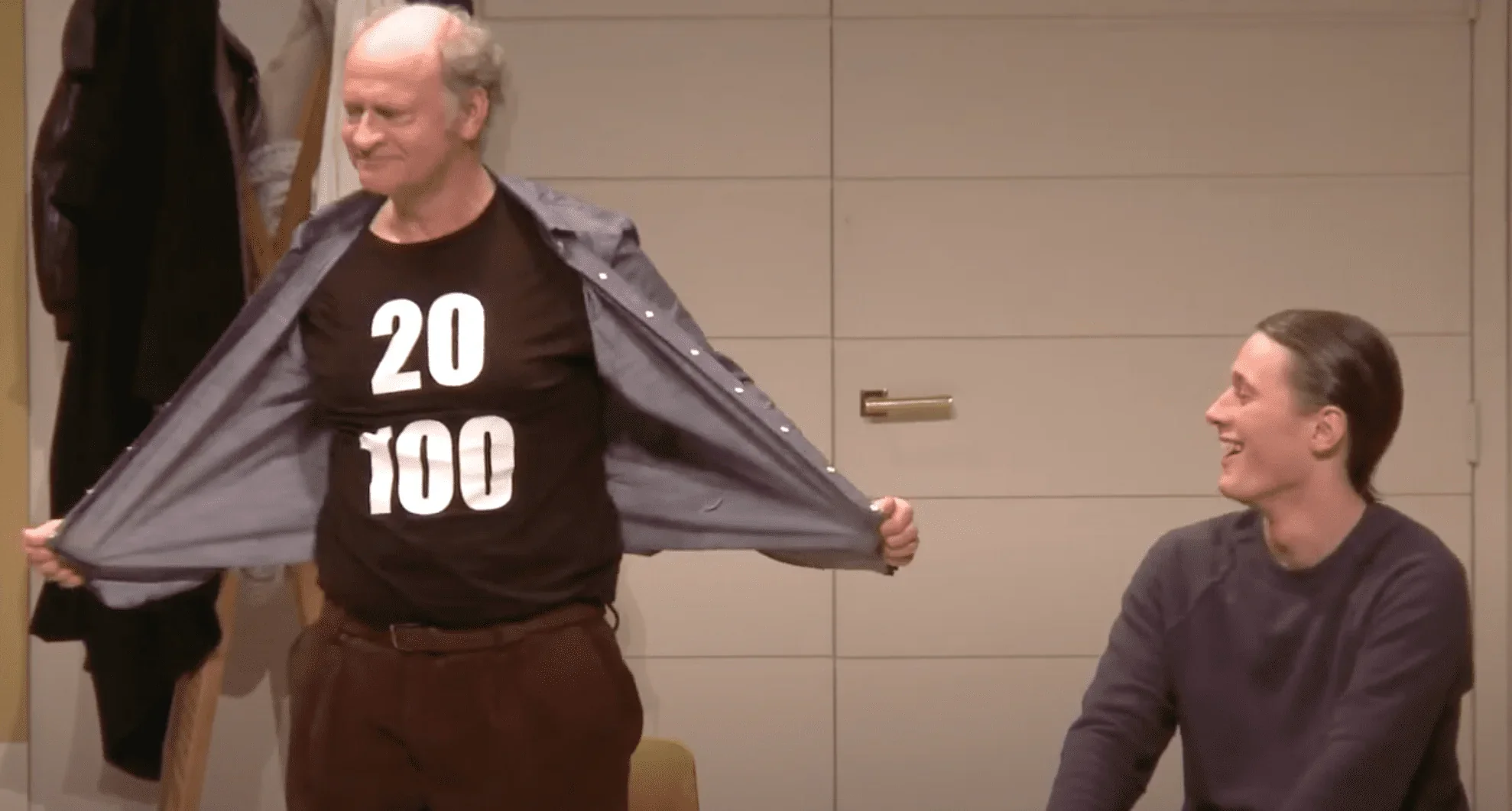 Sur scène, un des personnages de "Toc Toc" montre aux autres patients son t-shirt, sur lequel sont inscrits plusieurs chiffres. Le