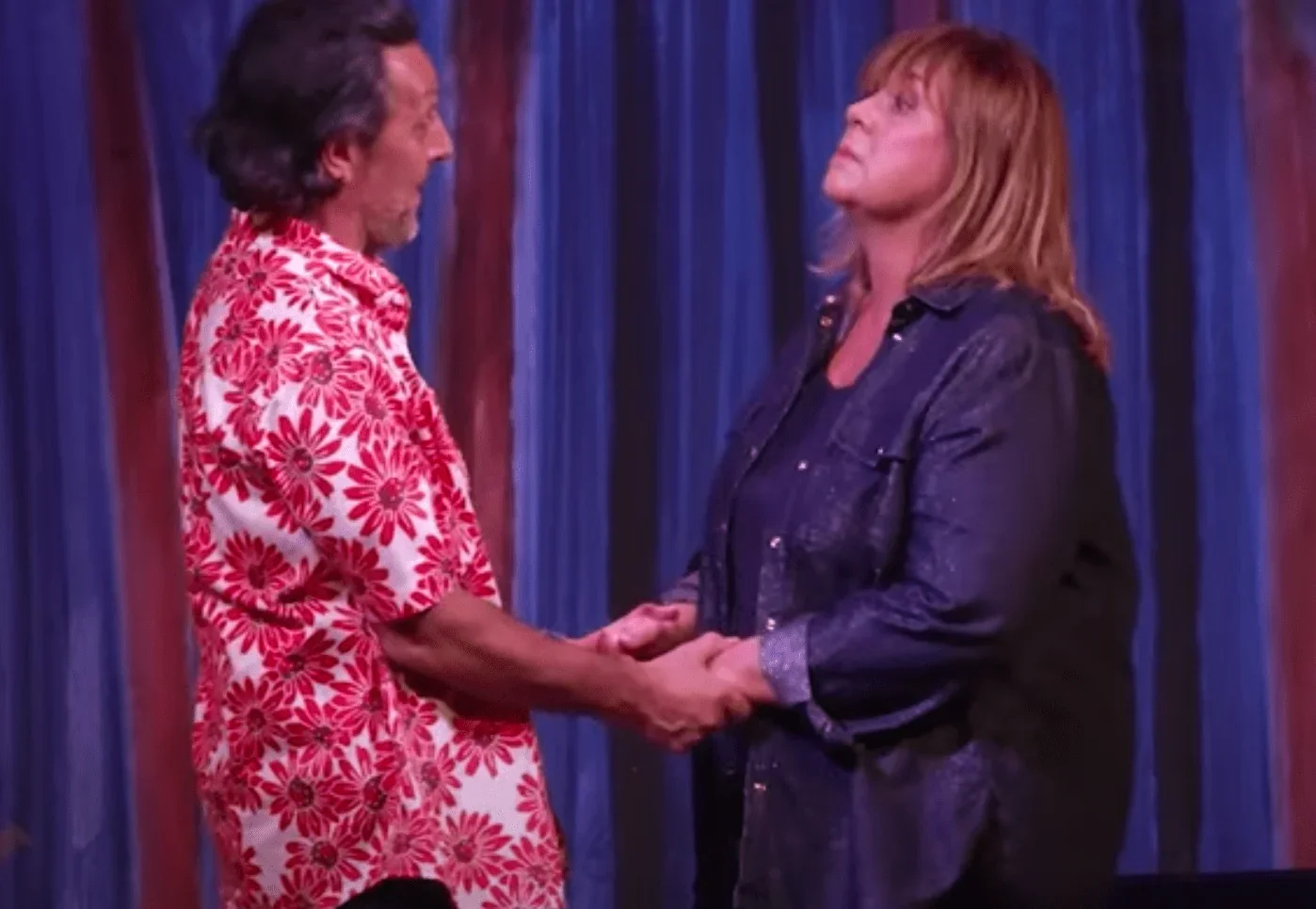 La photo capture un moment clé de la pièce "Je préfère qu'on reste ensemble" où les personnages principaux, Claudine et Valentin,