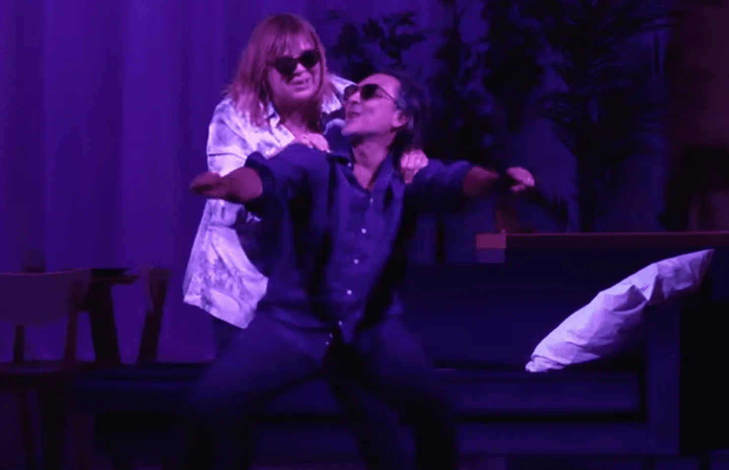 Cette photo originale capture les mêmes personnages principaux de la pièce "Je préfère qu'on reste ensemble", Claudine et Valentin