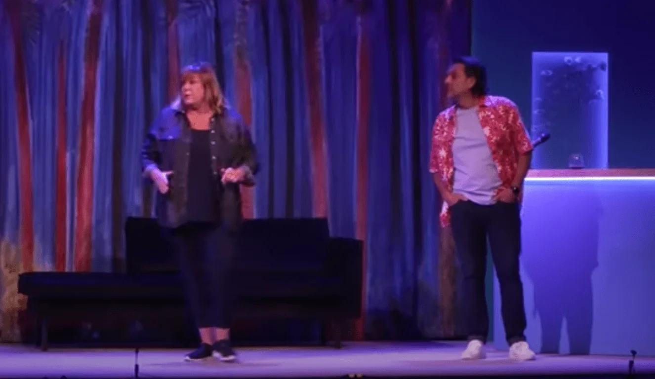 Cette photo saisissante montre Michèle BERNIER et Olivier SITRUK dans la peau de leurs personnages respectifs, Claudine et Valenti