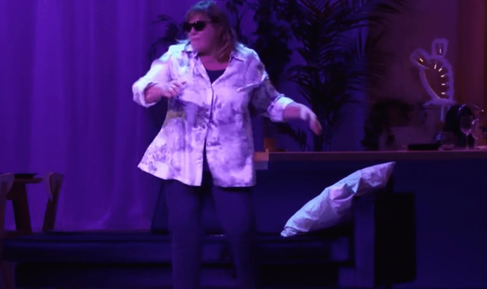 Cette photo époustouflante montre Michèle BERNIER, l'actrice principale de la pièce "Je préfère qu'on reste ensemble", en train de